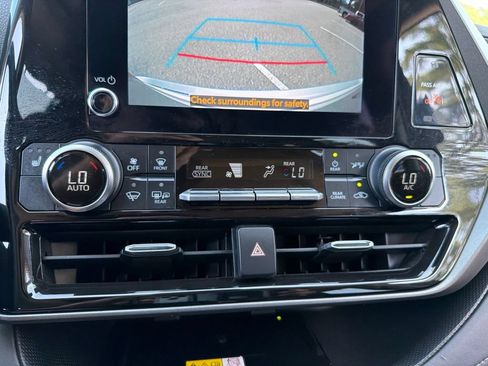 Used 2024 Toyota Highlander XLE AWD/4WD image 12
