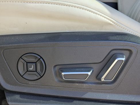 Used 2019 Audi e-tron Prestige w/ Prestige Package image 25