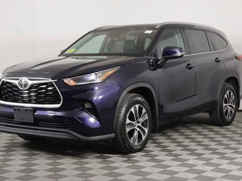 Used 2021 Toyota Highlander XLE AWD/4WD image 9