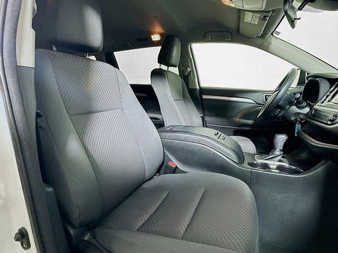 Used 2018 Toyota Highlander LE image 26