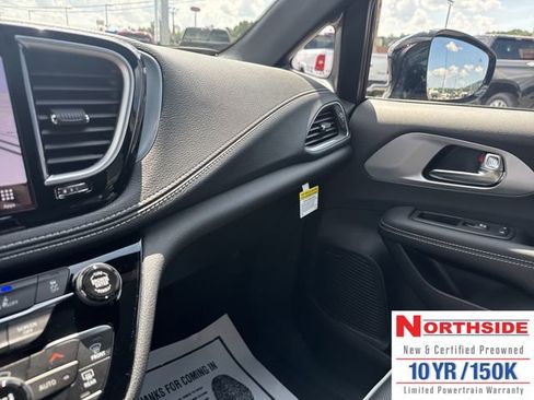 New 2026 Chrysler Pacifica Limited w/ Uconnect Theater Family Group FWD image 25