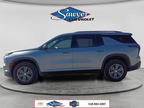 Used 2024 Chevrolet Traverse LT AWD/4WD image 2
