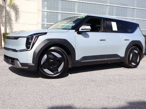 Used 2026 Kia EV9 Light RWD image 1