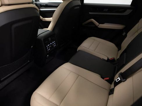Certified 2025 Porsche Cayenne image 28