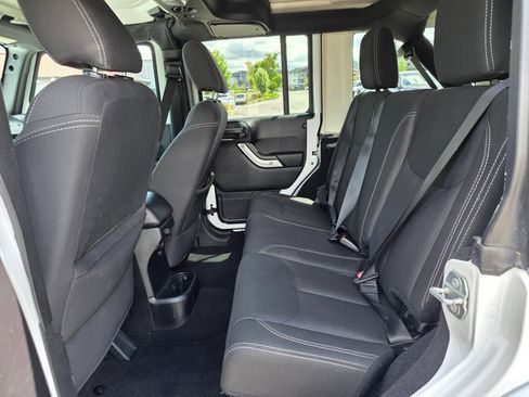 Used 2018 Jeep Wrangler Unlimited Sahara w/ Connectivity Group AWD/4WD image 21