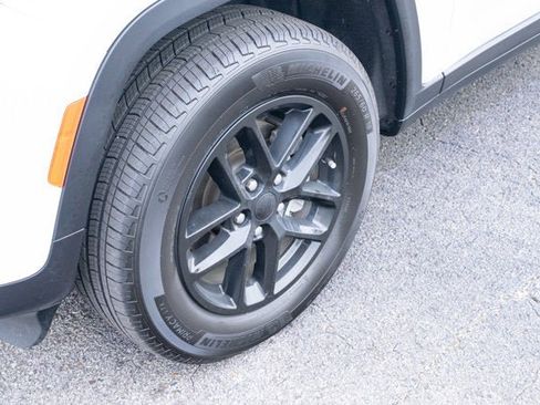 Certified 2025 Jeep Grand Cherokee Laredo X image 9