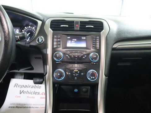 Used 2017 Ford Fusion SE FWD image 12