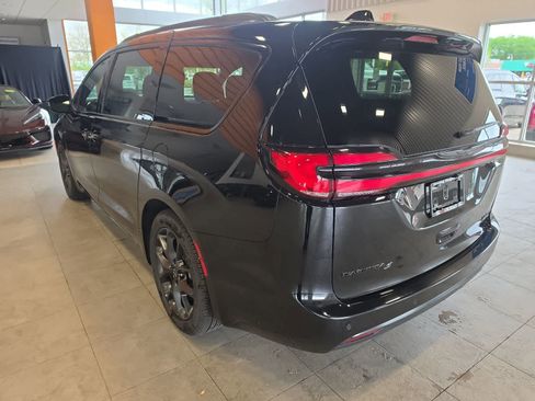 Used 2026 Chrysler Pacifica Limited w/ S Appearance Package FWD image 11