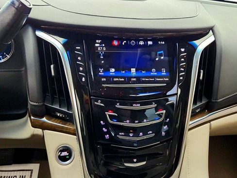 Used 2019 Cadillac Escalade Premium Luxury image 18