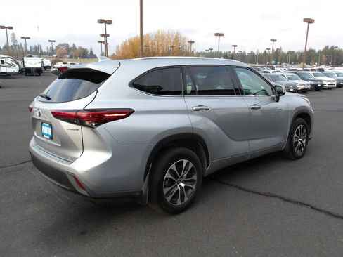 Used 2020 Toyota Highlander XLE AWD/4WD image 5