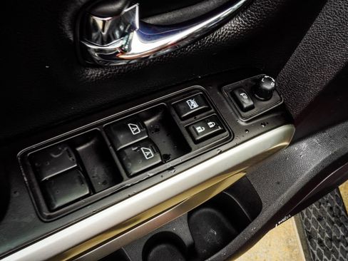 Used 2019 Nissan Titan SL AWD/4WD image 35