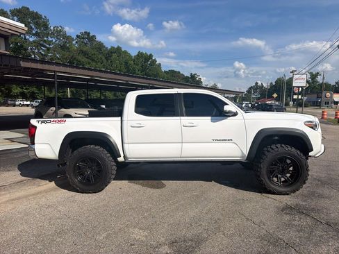 Used 2018 Toyota Tacoma TRD Off-Road AWD/4WD image 5