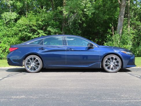 Used 2022 Toyota Avalon Touring w/ Advanced Safety Package FWD image 2