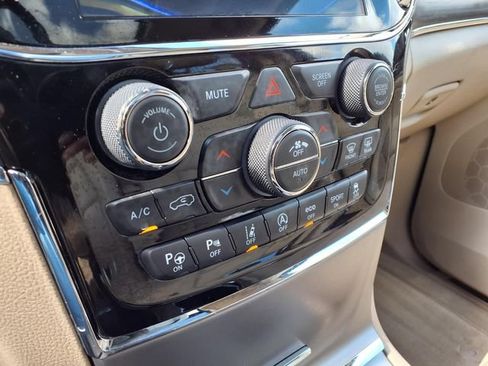 Used 2020 Jeep Grand Cherokee Overland RWD image 11
