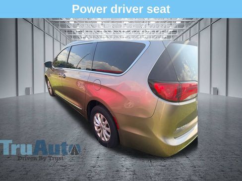 Used 2017 Chrysler Pacifica Touring-L FWD image 2