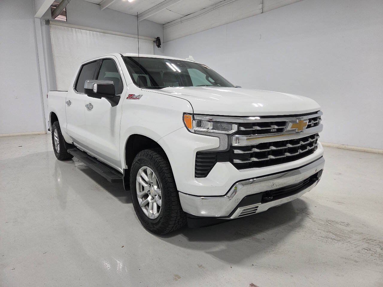Used 2022 Chevrolet Silverado 1500 LTZ w/ Z71 Off-Road Package AWD/4WD image 3