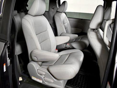 Used 2015 Toyota Sienna XLE image 34