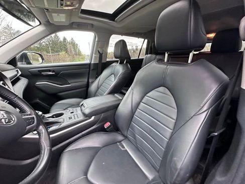 Used 2023 Toyota Highlander XLE AWD/4WD image 12