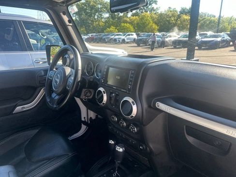 Used 2015 Jeep Wrangler Unlimited Rubicon w/ Connectivity Group AWD/4WD image 22