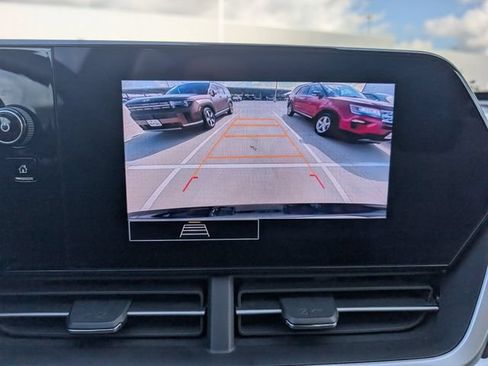 Used 2024 Chevrolet Trax LS w/ LS Convenience Package FWD image 16