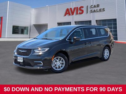 Used 2025 Chrysler Pacifica Select