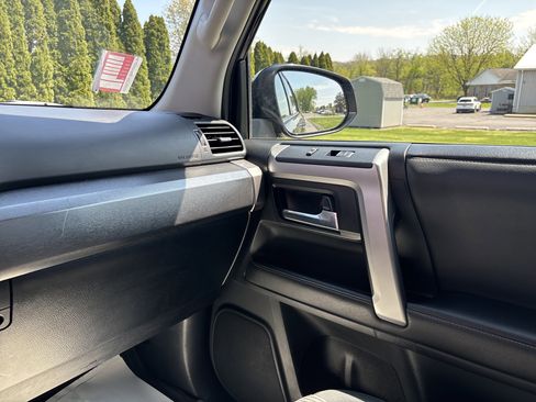 Used 2020 Toyota 4Runner SR5 AWD/4WD image 23