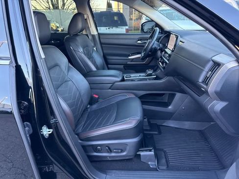 Used 2024 Nissan Pathfinder Platinum w/ Lighting Package (N93) image 12