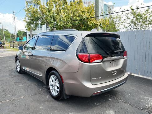Used 2017 Chrysler Pacifica Touring-L w/ Tire & Wheel Group image 6