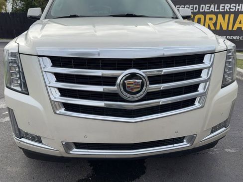Used 2015 Cadillac Escalade Luxury image 13