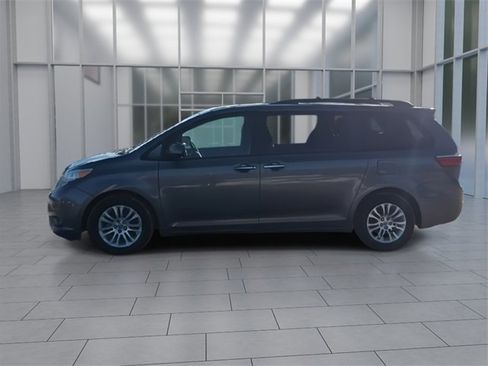 Used 2015 Toyota Sienna L image 5