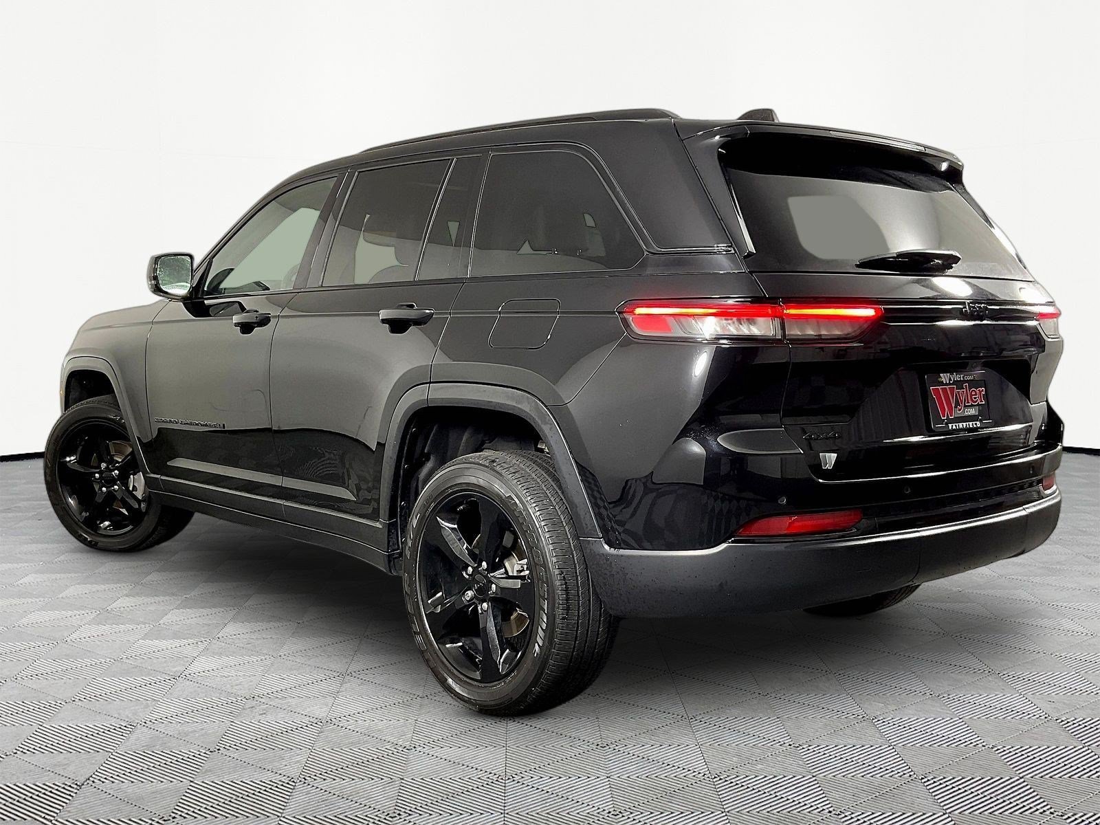 Used 2023 Jeep Grand Cherokee Altitude AWD/4WD image 4