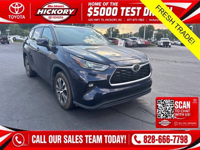 Used 2024 Toyota Highlander XLE FWD image 1