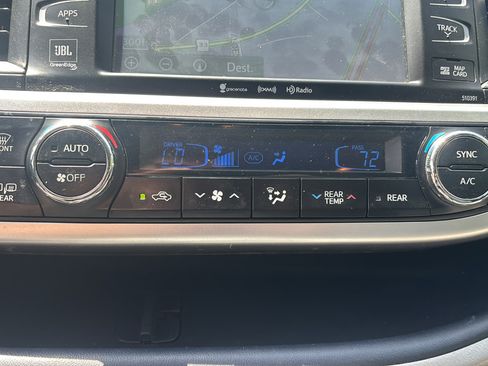 Used 2019 Toyota Highlander Limited Platinum AWD/4WD image 17