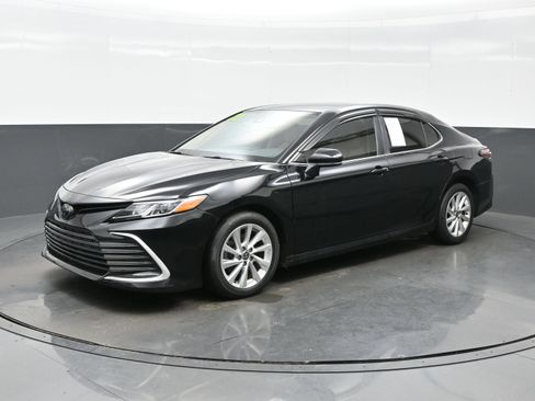 Used 2021 Toyota Camry LE FWD image 2
