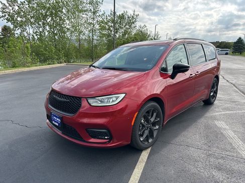 Used 2025 Chrysler Pacifica Limited FWD image 7