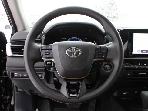 Used 2025 Toyota Camry LE image 8