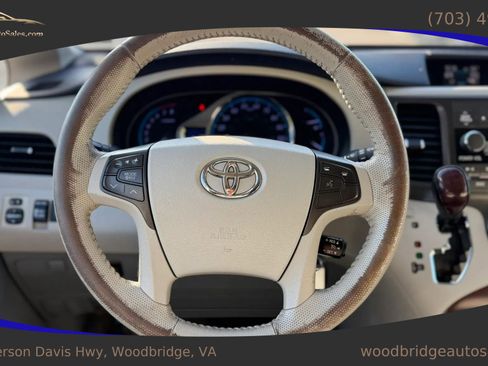 Used 2011 Toyota Sienna XLE image 28