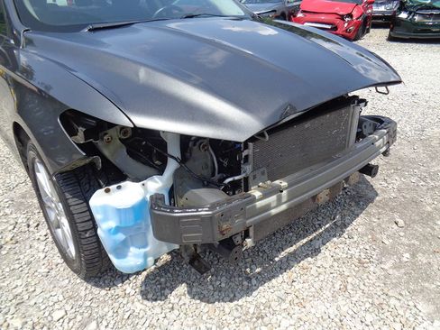 Used 2017 Ford Fusion SE FWD image 3