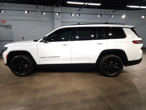Used 2024 Jeep Grand Cherokee L Limited w/ Black Appearance Package AWD/4WD image 4