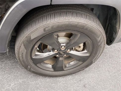 Used 2021 Jeep Cherokee Latitude Plus image 12