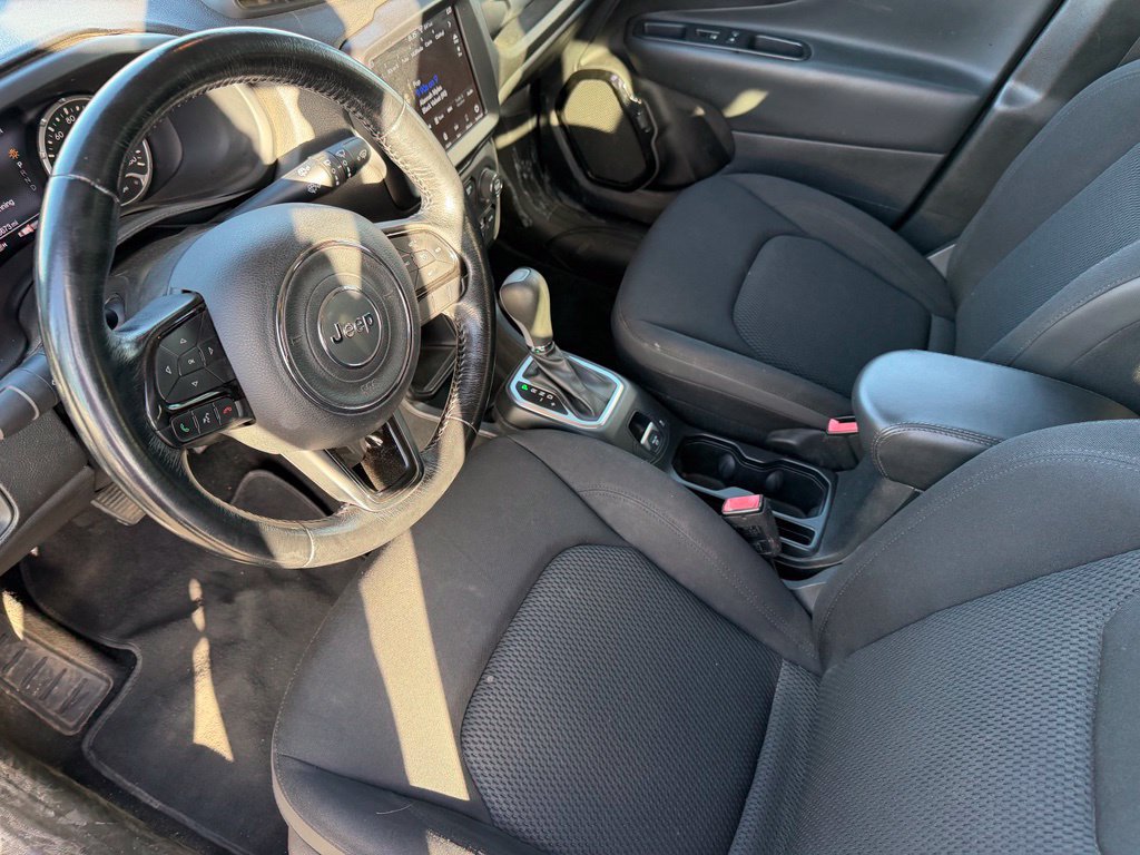 Used 2018 Jeep Renegade Altitude w/ UConnect 8.4 Nav Group FWD image 14