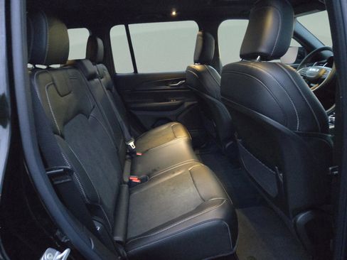 New 2025 Jeep Grand Cherokee Altitude image 9