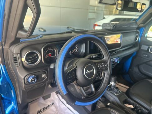 Used 2025 Jeep Gladiator Sport image 17