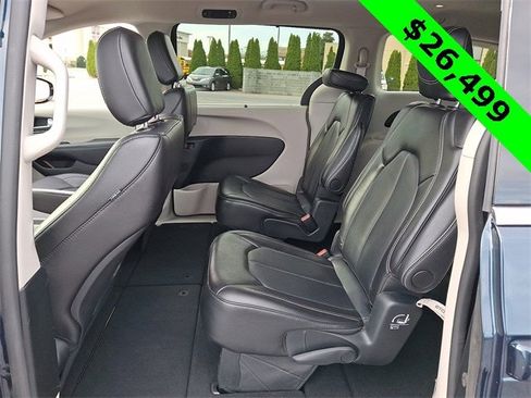 Certified 2024 Chrysler Pacifica Touring-L image 10