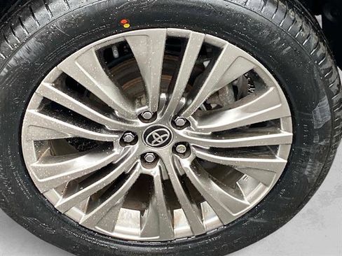Used 2022 Toyota Venza LE image 30