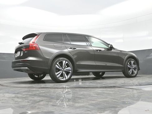 Used 2025 Volvo V60 B5 Cross Country Plus image 22