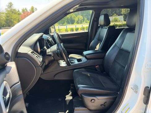 Used 2020 Jeep Grand Cherokee Altitude RWD image 10