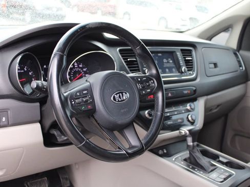 Used 2017 Kia Sedona LX w/ LX Essentials Premium Package image 17