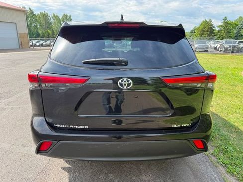 Used 2021 Toyota Highlander XLE AWD/4WD image 2