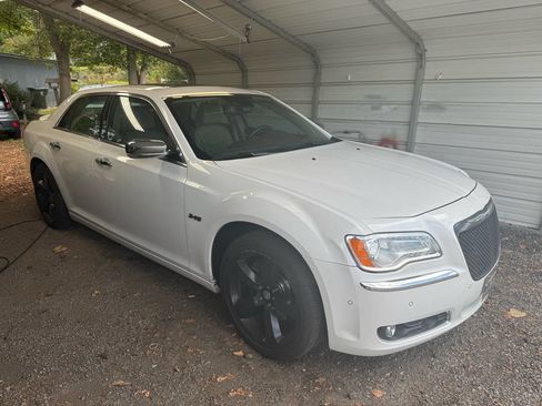 Used 2011 Chrysler 300 C image 2
